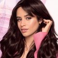 Coloração de cabelo da Camila Cabello em fundo branco e rosa