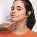 Dermatologista a segurar o rosto da Camila Cabello em fundo branco