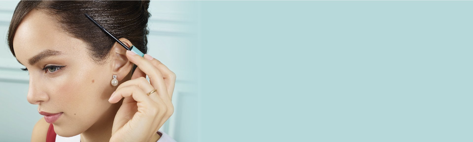 Mulher a aplicar o Magic Retouch na raiz do cabelo