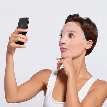 aplicação da máscara facial com ácido hialurónico revitalift filler