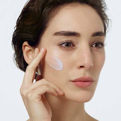 aplicação creme de noite antirrugas revitalift filler